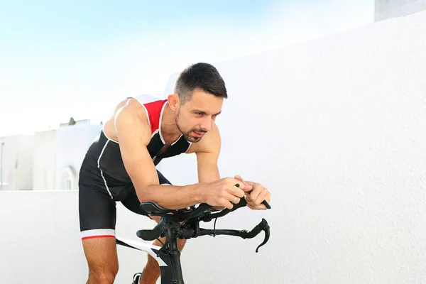 Sabit Bir Bisiklette Tur Eğitimi Sabit Egzersiz Bisikletinde Spor Eğitimi — Stok fotoğraf