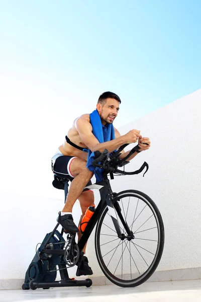 职业运动员训练期间的饮食 固定锻炼自行车上的运动训练 — 图库照片