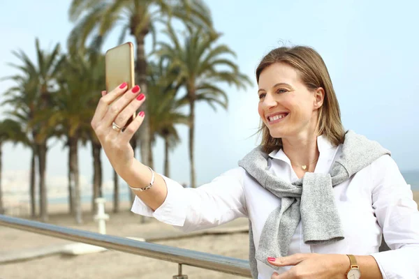 Gelukkige Vrouw Aan Telefoon Die Een Boodschapper Gebruikt Vrouw Praat — Stockfoto