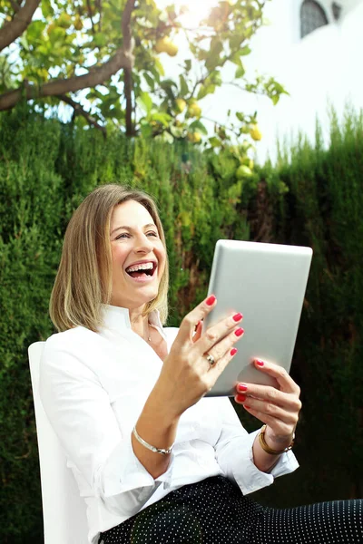 Sonrisa Alegría Mujer Viendo Una Película Divertida Tableta — Foto de Stock