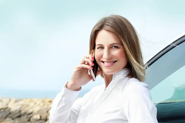 Mulher Atraente Falando Telefone Tradesman Mulher Falando Telefone Com Base — Fotografia de Stock