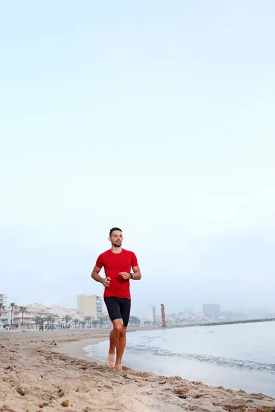 Outdoor Training Rennen Het Strand Een Jonge Atletische Aantrekkelijke Man — Stockfoto