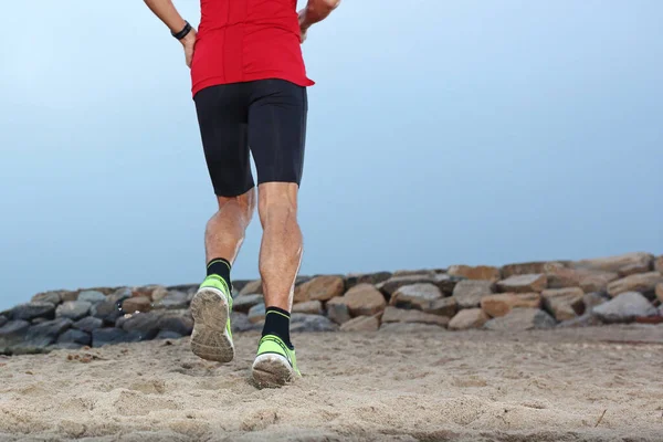 屋外トレーニング 海岸を走れ 海のそばを一人で走る若い運動能力のある男 — ストック写真