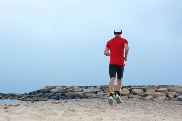 Rennen Het Strand Een Jonge Atletische Aantrekkelijke Man Loopt Alleen — Stockfoto