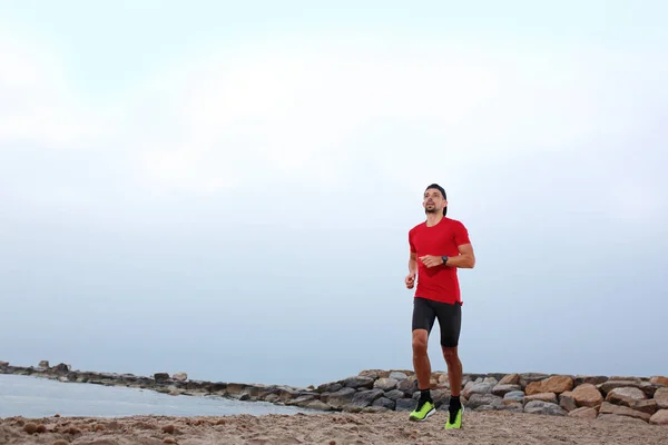 Allenamento Sulla Spiaggia Corridore Spiaggia Giovane Atletico Uomo Attraente Corre — Foto Stock