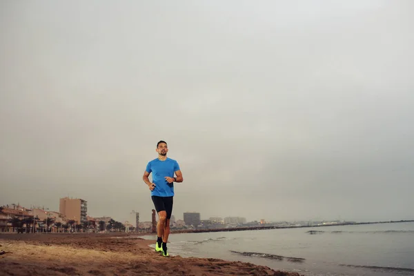 Rennend Langs Zee Trainend Het Strand Een Jonge Atletische Aantrekkelijke — Stockfoto