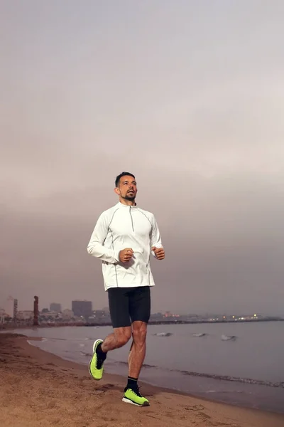 Rennen Het Strand Een Jonge Atletische Aantrekkelijke Man Loopt Alleen — Stockfoto