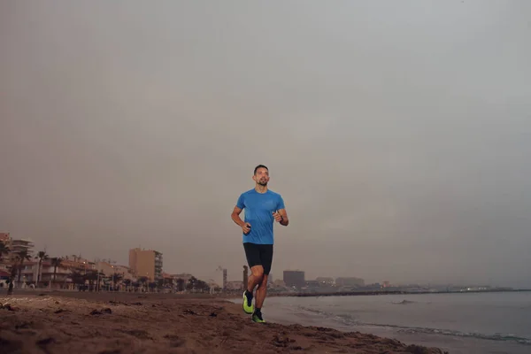 Hardlopen Het Strand Een Jonge Atletische Aantrekkelijke Man Loopt Alleen — Stockfoto