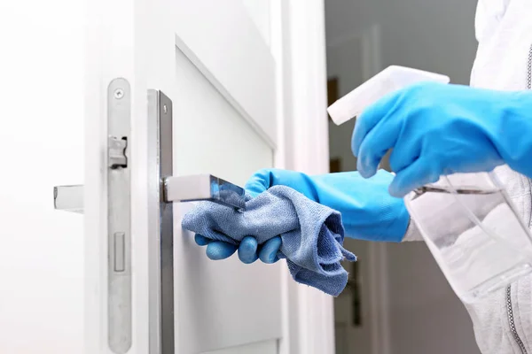 Kapı Kolu Dezenfeksiyon Enfeksiyonu Önleme Önleme Kadın Daireyi Temizliyor — Stok fotoğraf