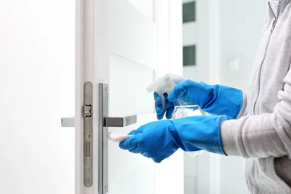 Descontaminação Porta Limpeza Apartamento Prevenção Prevenção Infecções Mulher Limpa Apartamento — Fotografia de Stock