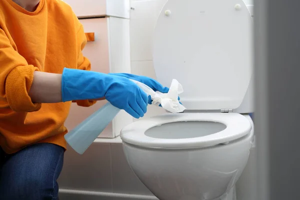 トイレの掃除 女性は消毒剤でトイレをきれいにし トイレの座席とトイレのボウルを消毒します — ストック写真