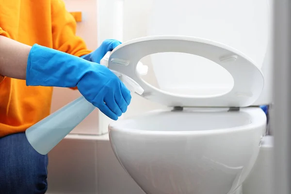 Toiletreiniging Ontsmetting Een Vrouw Reinigt Het Toilet Met Een Ontsmettingsmiddel — Stockfoto