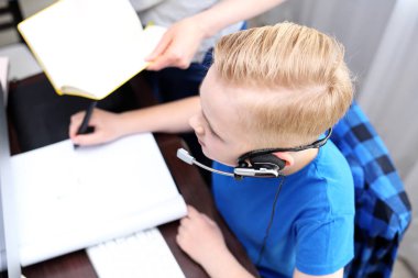 Çevrimiçi ders. E-okul. Çocuk internet üzerinden öğreniyor, online ders..