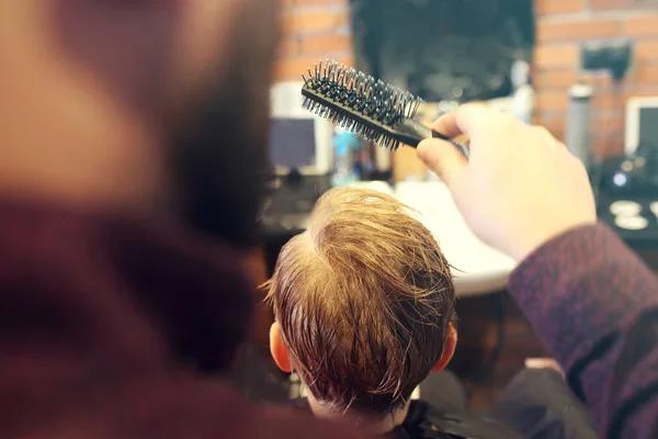 Cabeleireiro Uma Criança Menino Durante Corte Cabelo Uma Barbearia — Fotografia de Stock
