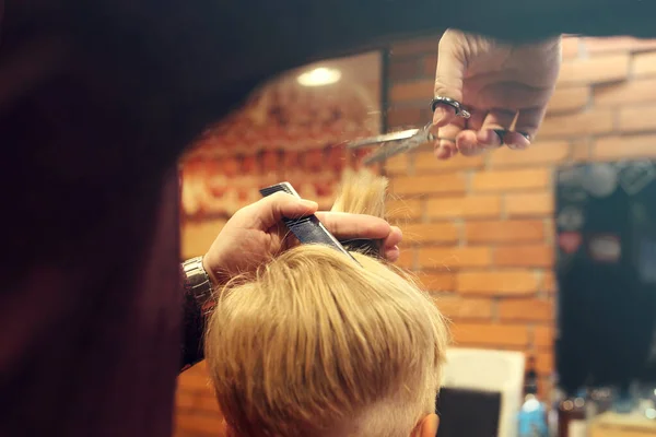 Corte Cabelo Cabeleireiro Uma Criança Menino Durante Corte Cabelo Uma — Fotografia de Stock