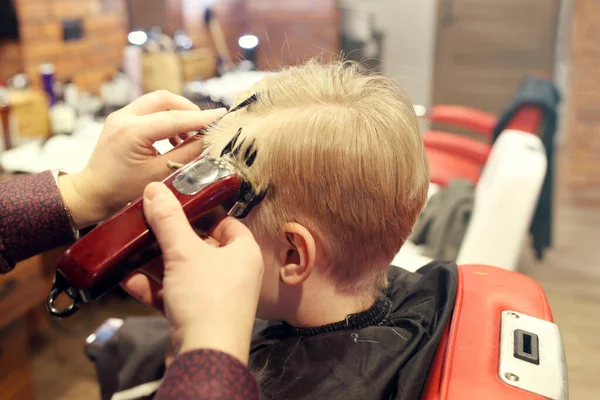 Kırpıcı Ile Saç Kesimi Bir Çocuk Bir Oğlan Berber Dükkanında — Stok fotoğraf