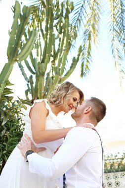 Romantik tatiller. Yaz bahçesindeki genç çift kadın ve erkek. Aşık insanlar..