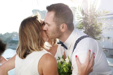 Plaj düğünü. Plaj düğünü sırasında bir çift..