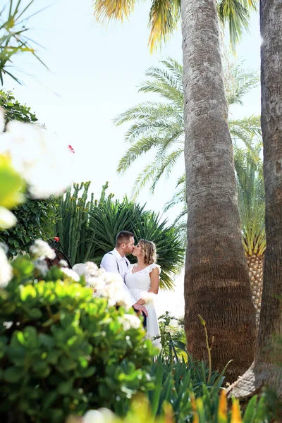 Amo Jovem Casal Mulher Homem Jardim Verão Pessoas Apaixonadas — Fotografia de Stock