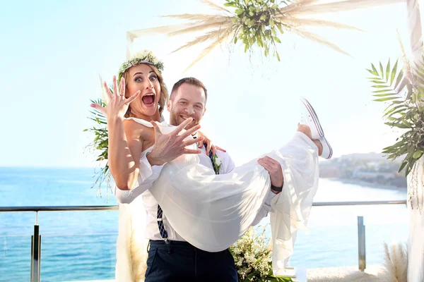 Casamento Romântico Íntimo Casal Durante Uma Cerimônia Casamento Praia — Fotografia de Stock