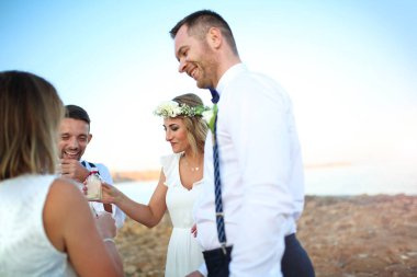 Plaj düğünü. Düğün töreninde genç bir çift..