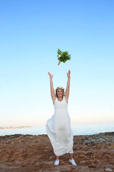 Strand Bruiloft Een Jong Stel Bij Een Huwelijksceremonie — Stockfoto