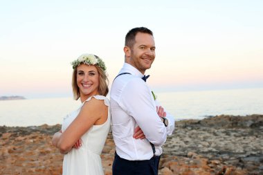 Plaj düğünü. Düğün töreninde genç bir çift..