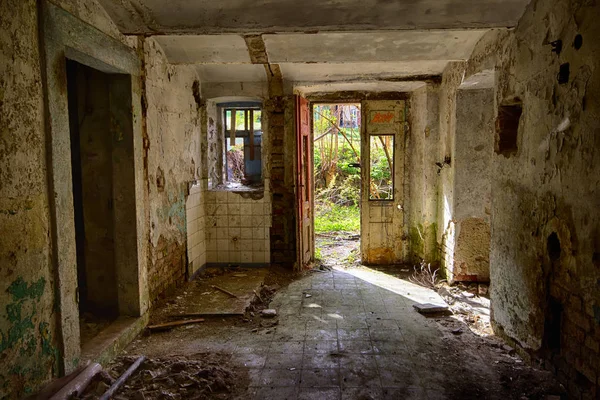 Заброшенная опустошенная комната — стоковое фото