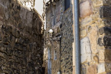 Dar bir sokakta fener