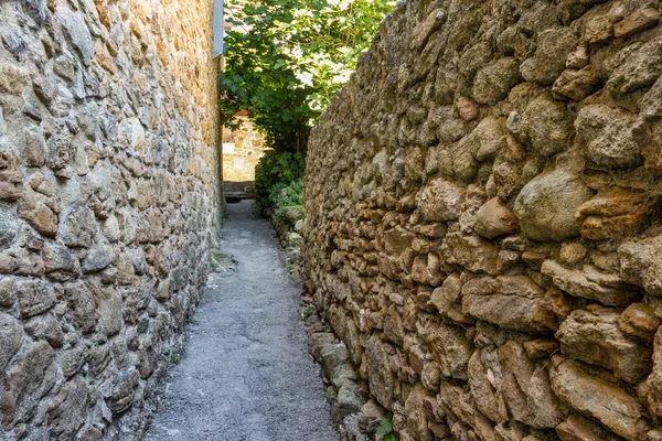 Узкий каменный проход — стоковое фото