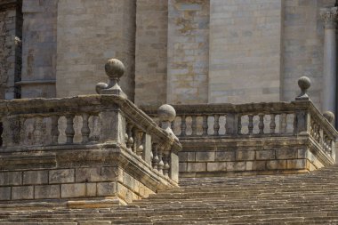 Eski taş merdivenle