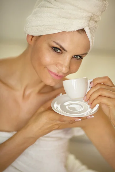 Bella donna che beve caffè. — Foto Stock