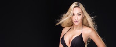 Siyah mayo sarışın seksi kız.