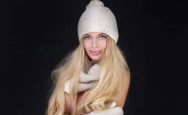 Blonde femme sexy en casquette . — Photo