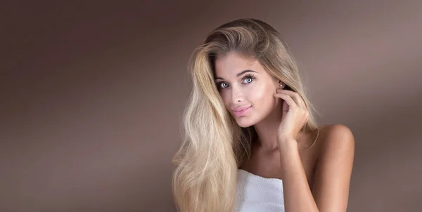 Naturlig sensuell blond dam. — Stockfoto