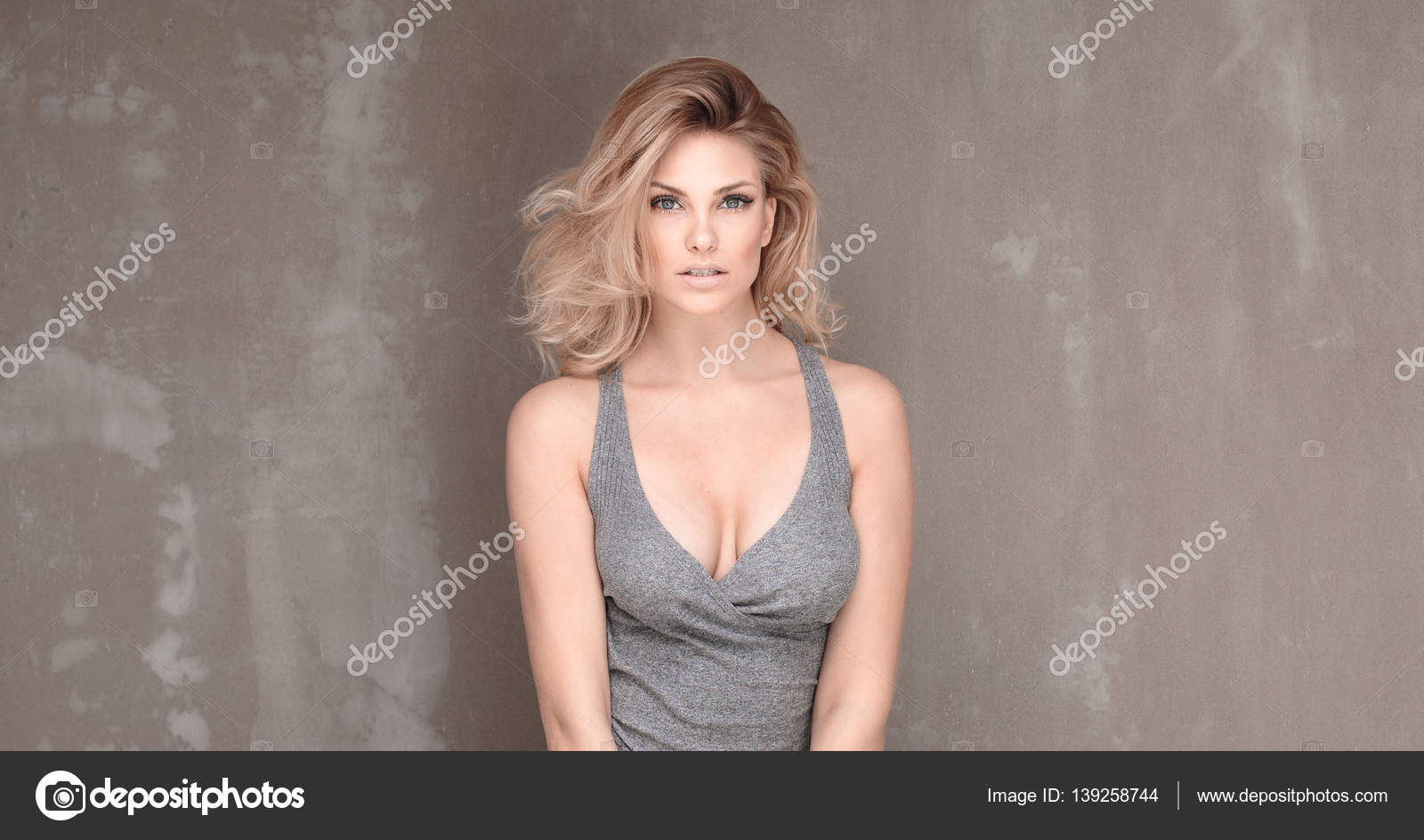 天然の金髪女性がポーズ ストック写真 C Pawelsierak