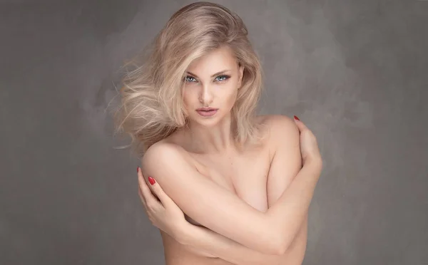 Sensuell blond kvinna poserar. — Stockfoto