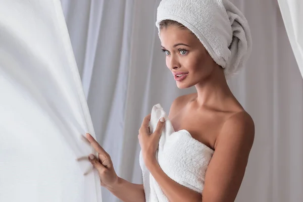Ξανθιες όμορφη κοπέλα στη λευκή πετσέτα. — Φωτογραφία Αρχείου