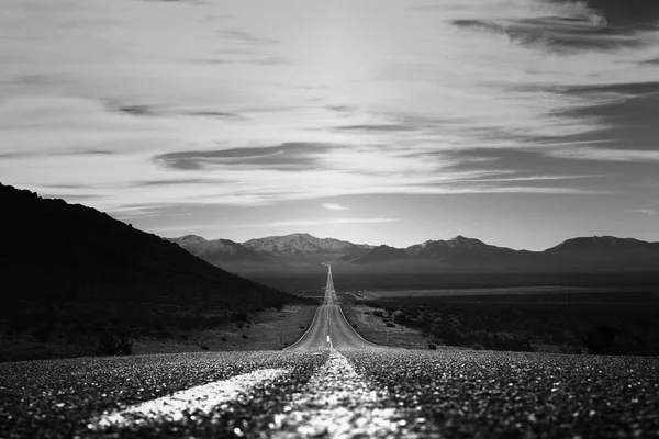 Route droite à travers la vallée de la mort . — Photo