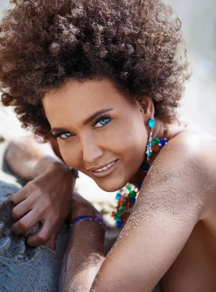 Femme afro-américaine bronzant, vacances . — Photo