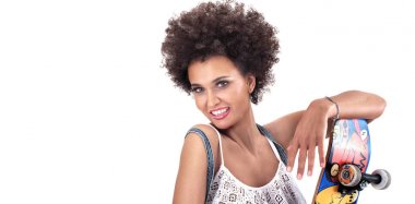 Poz gülümseyen Afrikalı-Amerikalı patenci.