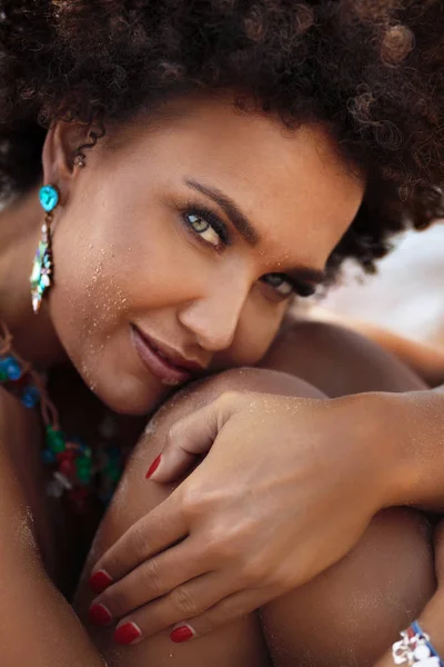 Sensuele african american vrouw het dragen van sieraden — Stockfoto