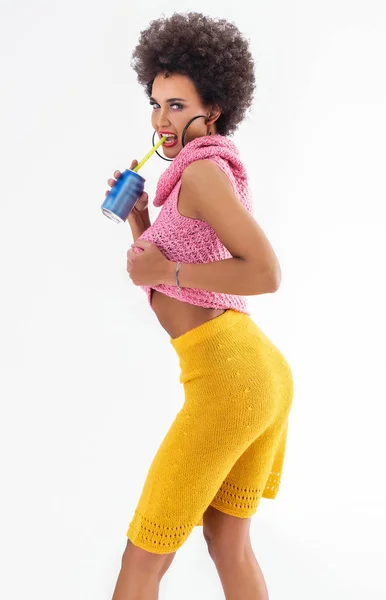 Ελκυστική αφρικανική αμερικανική γυναίκα με πολύχρωμα ρούχα — Φωτογραφία Αρχείου