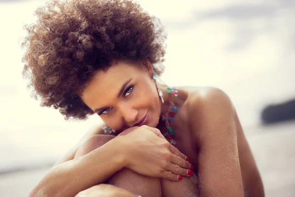 Sensuele african american vrouw het dragen van sieraden — Stockfoto