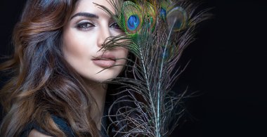 Tavus kuşu tüyü ile şehvetli kadın.