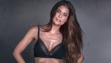 Siyah sütyen güzel Bayan poaing.