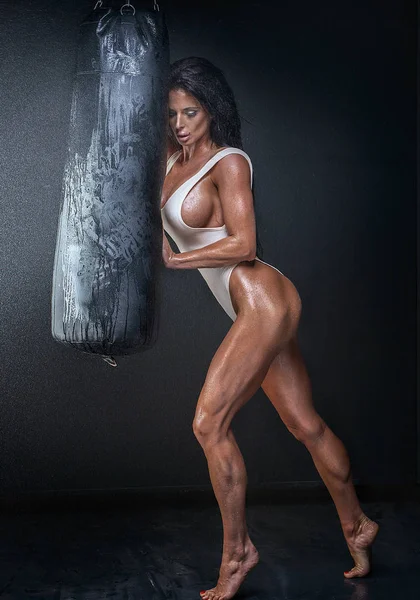 Sexy svalové boxerka pózuje. — Stock fotografie