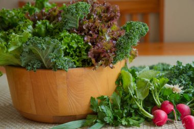 Önden sağlıklı salata kasesi