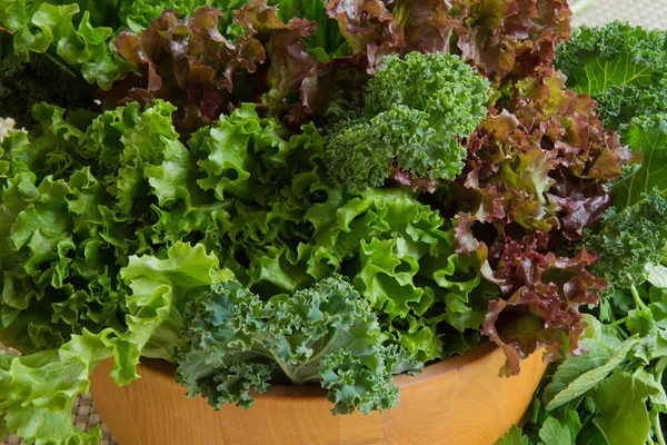 Saladeira cheia de verduras saudáveis Imagens De Bancos De Imagens Sem Royalties