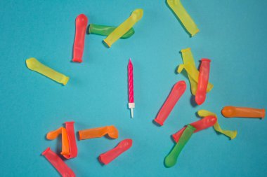 Doğum günü temalı nesne, basit arkaplan